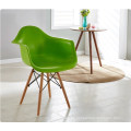 Buntes plasrisches Sitzholzbein-modernes Patchwork-Café, das Stuhl speist